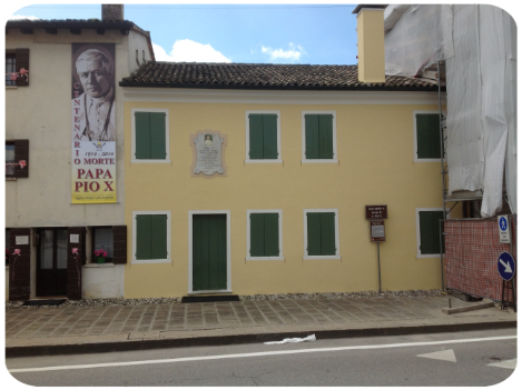 casetta del papa accoglie il giro
